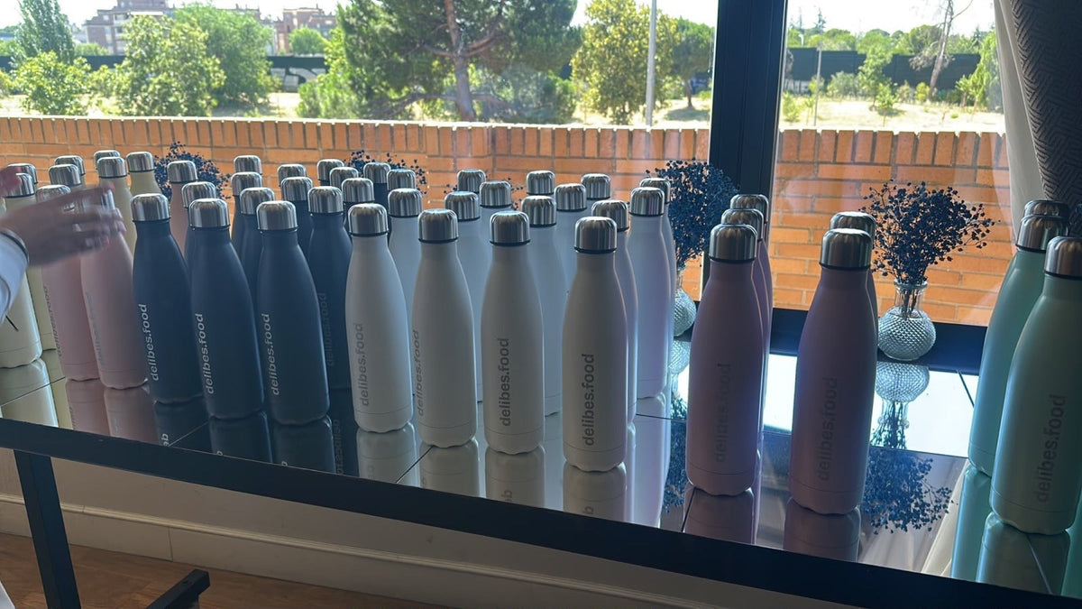 Lote de termos de acero personalizados para un pedido corporativo, salidos de la xTool P3