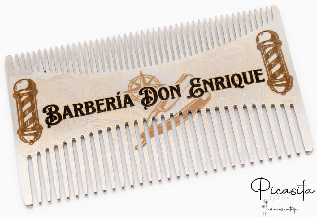 Peine de metal personalizado con el logo de Barbería Don Enrique, ideal para el cuidado de la barba.