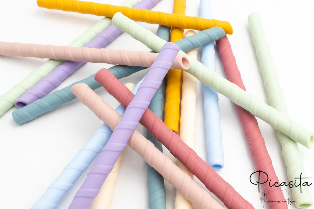 Grupo de pajitas de silicona de colores pastel con textura en espiral.