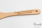 Mango de madera clara con frase de agradecimiento por 40 años grabada a láser.