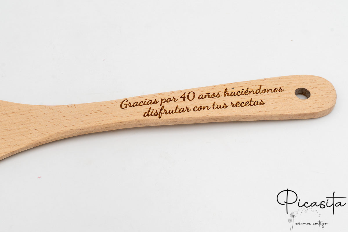 Mango de madera clara con frase de agradecimiento por 40 años grabada a láser.