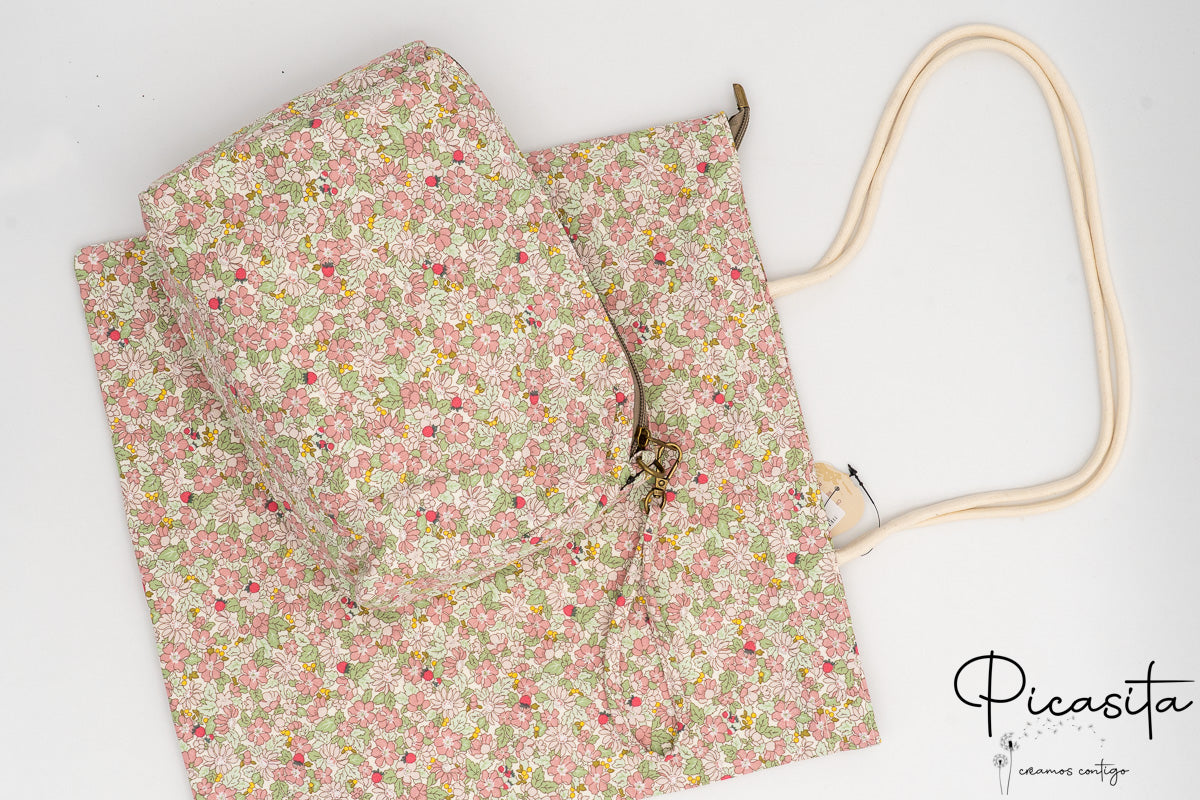 Neceser y bolsa de algodón con estampado floral en tonos rosas y verdes sobre fondo blanco.