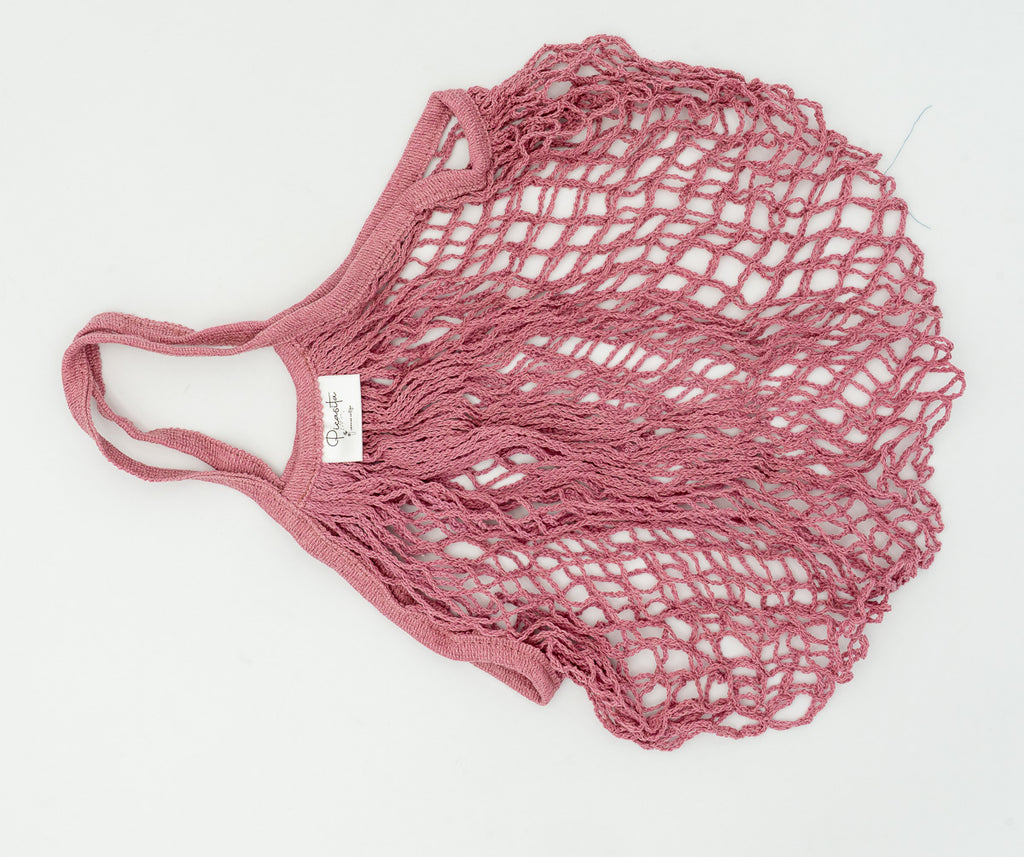 Vista completa de bolsa de malla rosa oscuro con patrón de tejido calado resistente.