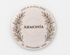 Moneda de boda con diseño de ramas de olivo y palabra Armonía grabada a láser.