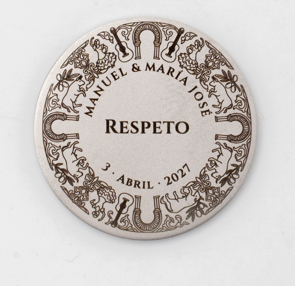 Moneda de boda personalizada con diseño andaluz, guitarras y caballos grabados en acero.