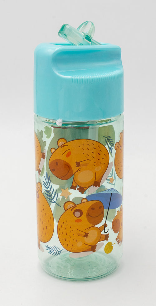 Botella transparente de polipropileno con dibujos de capibaras y tapón azul con boquilla abatible.
