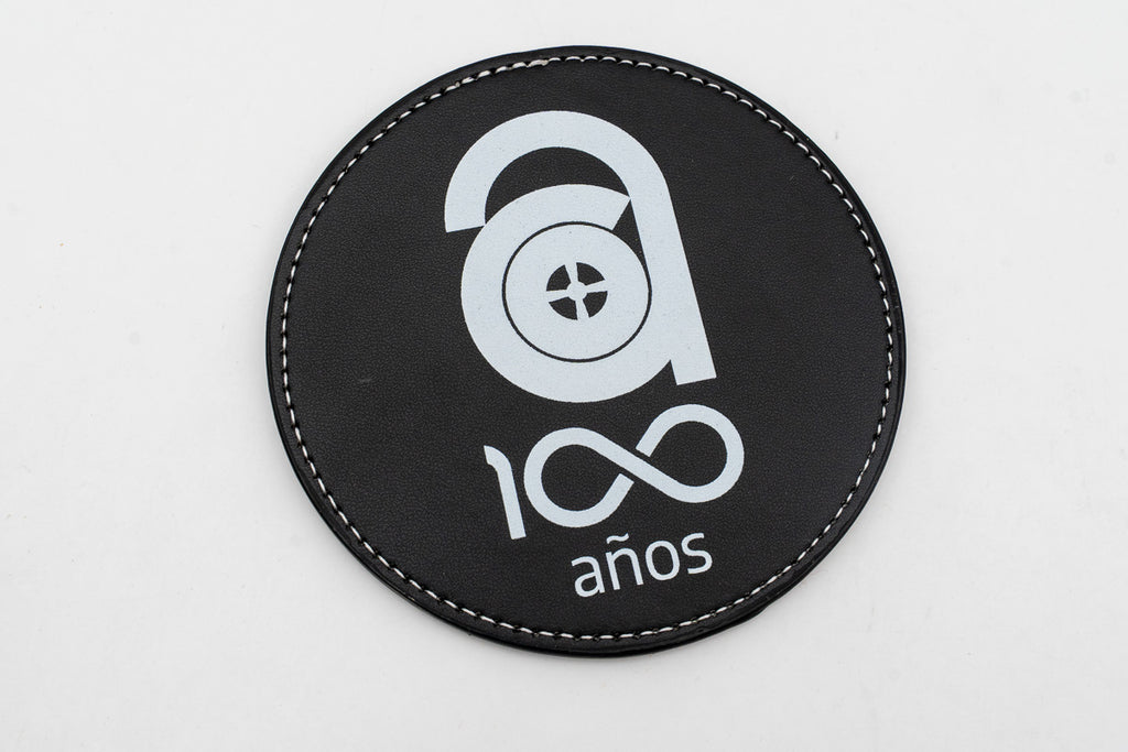 Sottobicchiere rotondo nero con logo commemorativo dei cento anni bianco.