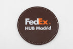 Posavasos de cuero PU marrón con logotipo impreso en blanco y naranja