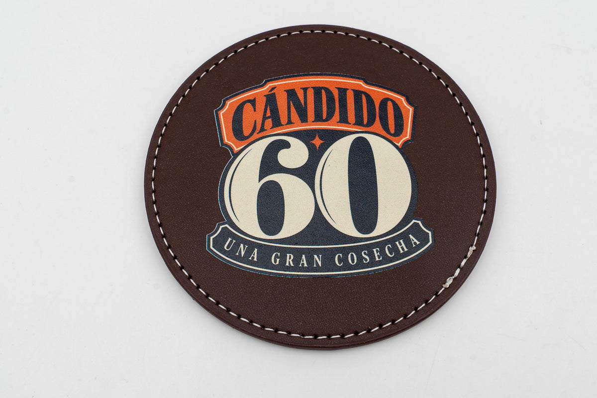 Sottobicchiere rotondo marrone con motivo di compleanno Cándido 60 a colori.