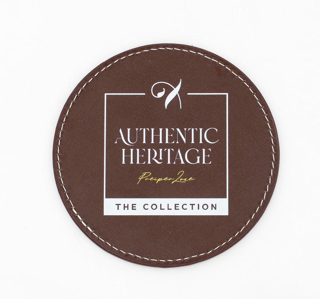 Sottobicchiere rotondo marrone con logo Authentic Heritage bianco.