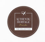 Sottobicchiere rotondo marrone con logo Authentic Heritage bianco.