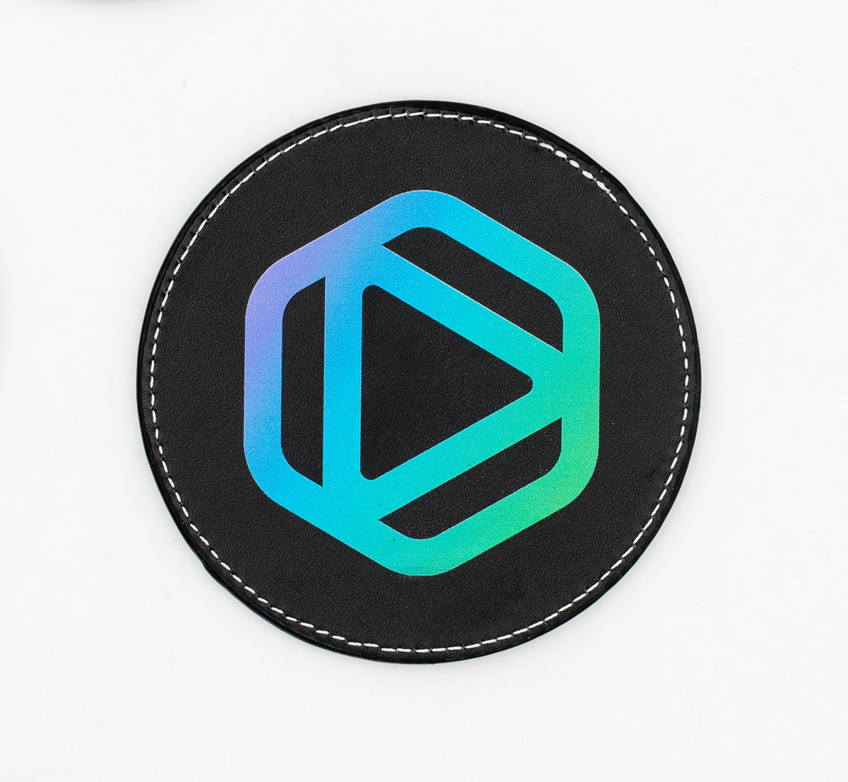 Sottobicchiere rotondo nero con emblema geometrico blu e verde.