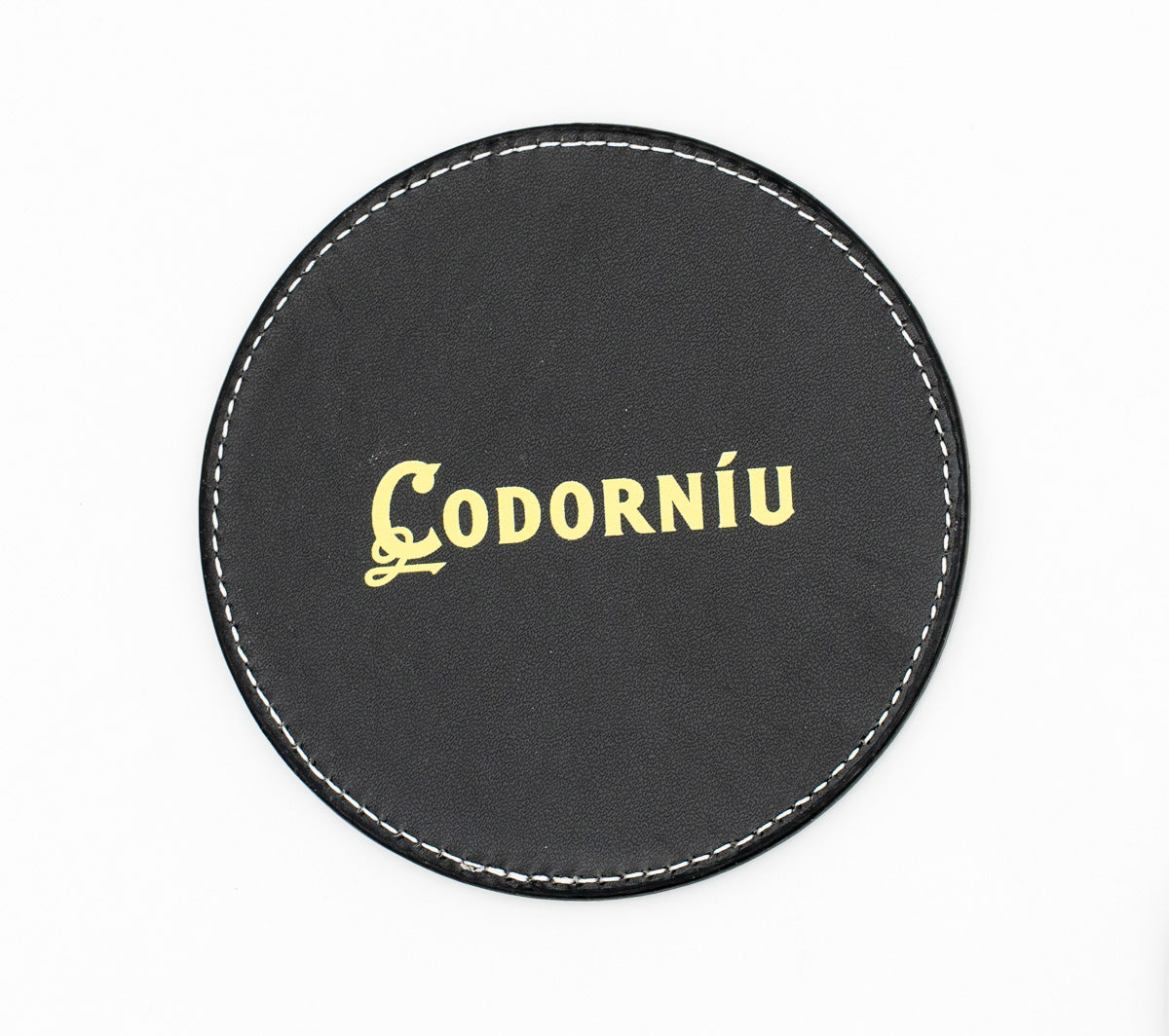 Sottobicchiere rotondo nero con logo Codorníu di tonalità dorata.