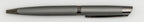 Penna in metallo grigio con parte superiore liscia e corpo a linee diagonali.