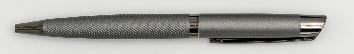 Penna in metallo grigio con parte superiore liscia e corpo a linee diagonali.