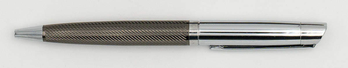 Penna in metallo argentato con parte superiore lucida e clip.