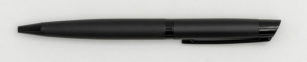 Penna in metallo nero con corpo a linee diagonali e clip.