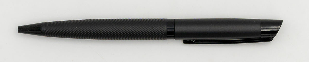 Penna in metallo nero con corpo a linee diagonali e clip.