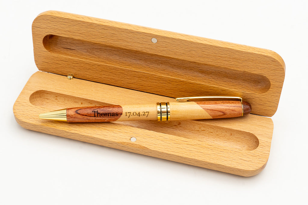 Astuccio aperto con penna in legno bicolore e nome inciso.