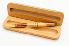 Astuccio aperto con penna in legno bicolore e nome inciso.