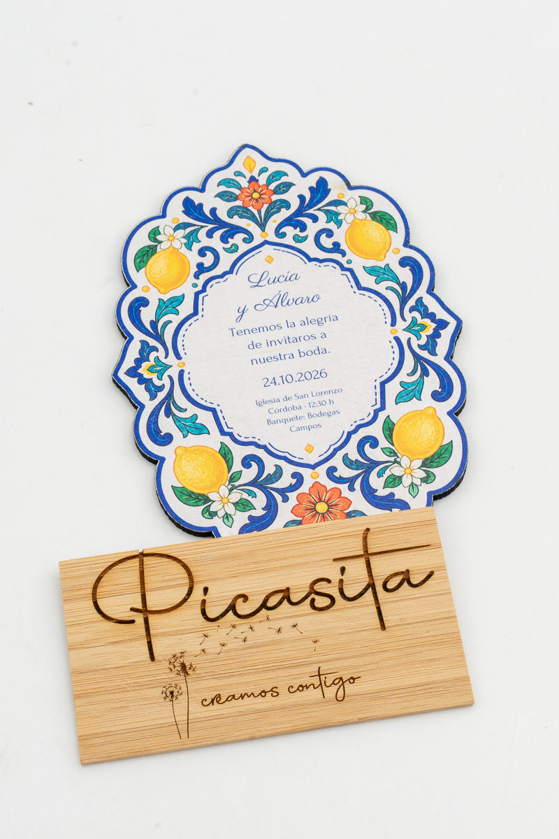 Partecipazione di matrimonio in legno con cornice di piastrelle blu e limoni