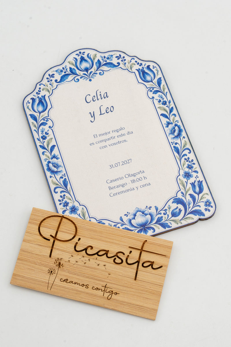Partecipazione di matrimonio in legno con cornice di piastrelle blu su sfondo bianco
