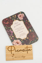 Partecipazione di matrimonio in legno con rose bordeaux su sfondo scuro