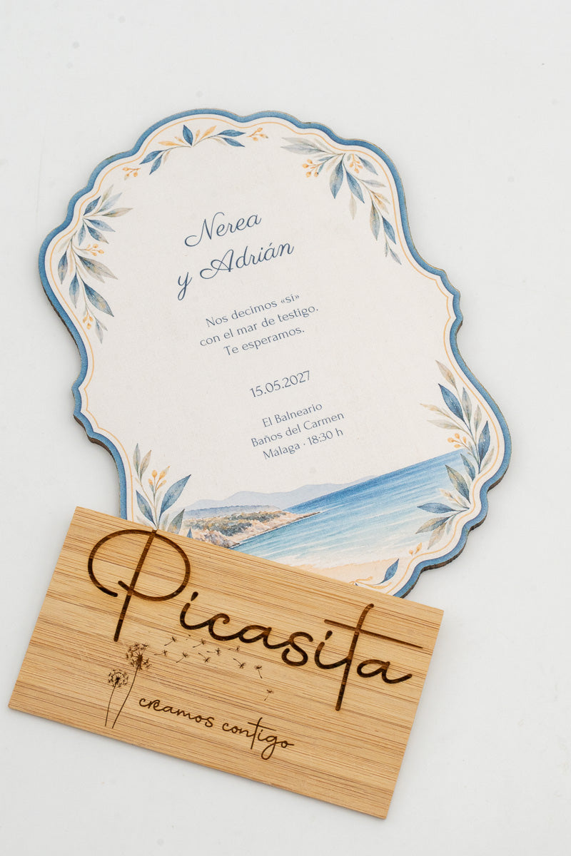 Partecipazione di matrimonio in legno con un paesaggio marino ad acquerello