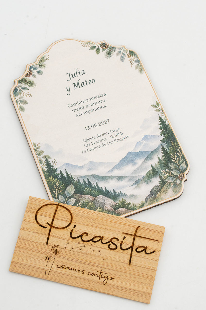 Partecipazione di matrimonio in legno con montagne e bosco ad acquerello