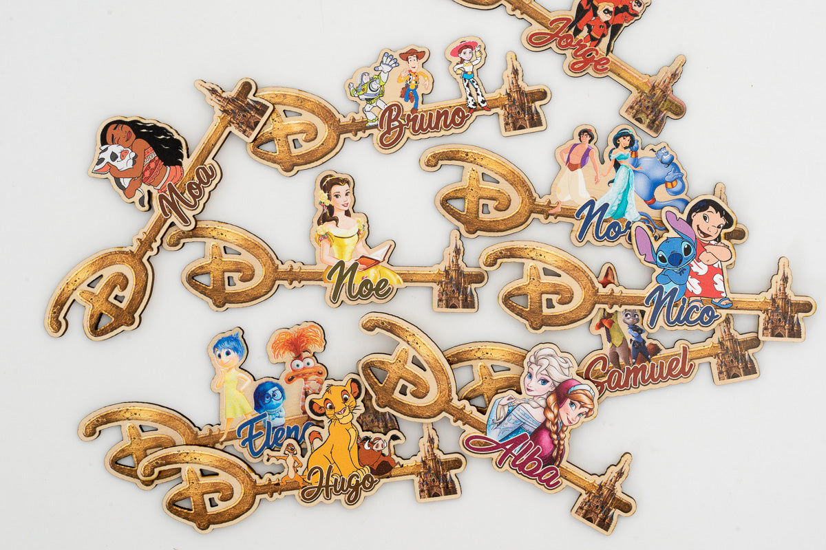 Insieme di chiavi Disney personalizzate con nomi e motivi di film