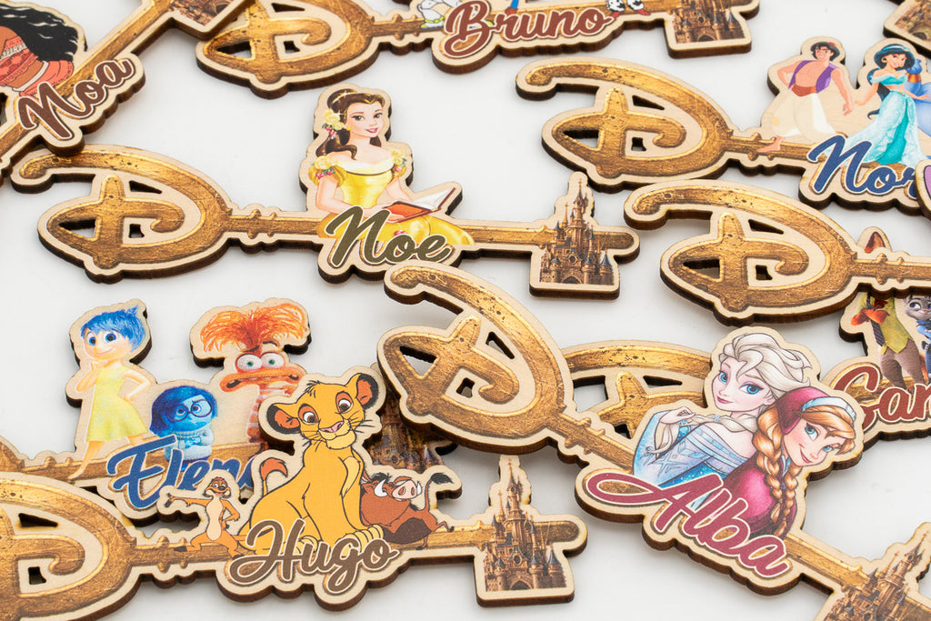 Dettaglio di chiavi Disney con nomi integrati e personaggi a colori