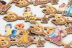 Dettaglio di chiavi Disney con nomi integrati e personaggi a colori