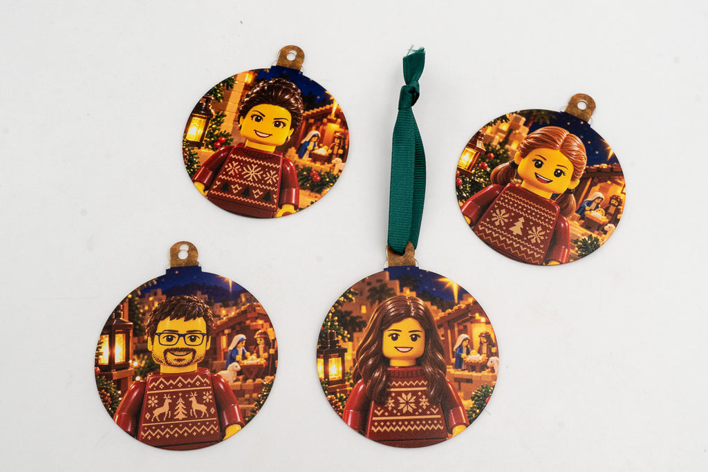 Quattro addobbi piatti con personaggi in stile blocchi giocattolo e scene del presepe.