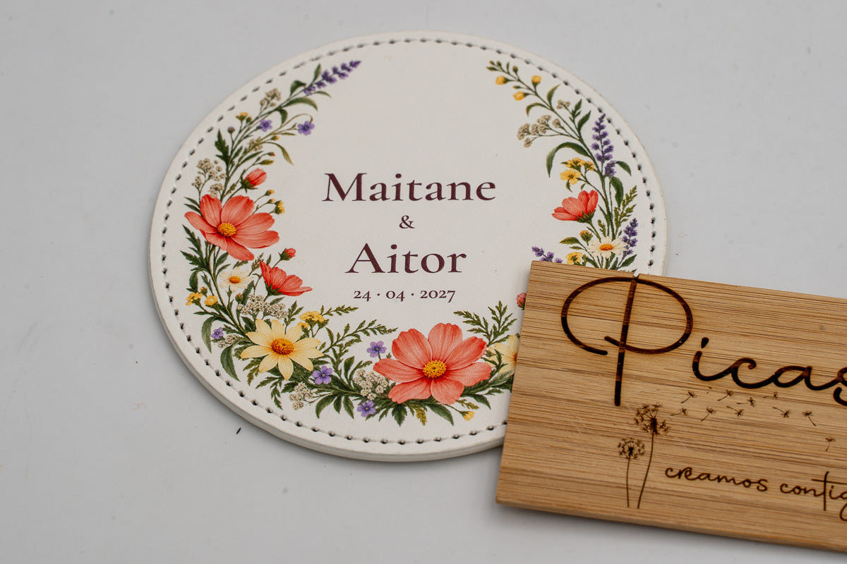 Sottobicchiere rotondo bianco con fiori colorati, Maitane e Aitor.