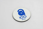 Sottobicchiere rotondo bianco con logo commemorativo dei cento anni blu.