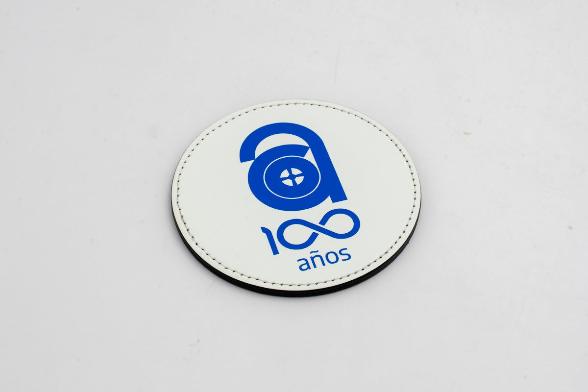 Sottobicchiere rotondo bianco con logo commemorativo dei cento anni blu.