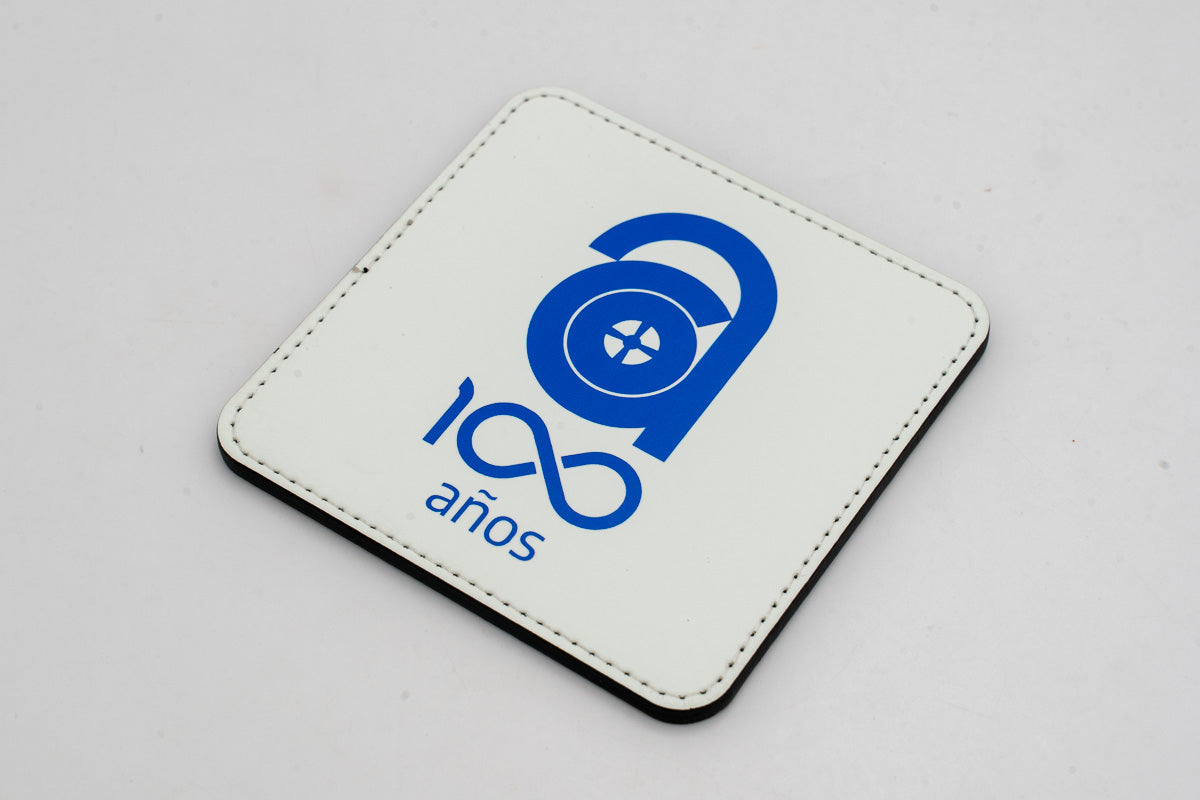 Sottobicchiere quadrato bianco con logo commemorativo dei cento anni blu.