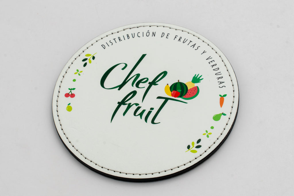 Sottobicchiere rotondo bianco con marchio Chef Fruit e frutta a colori.