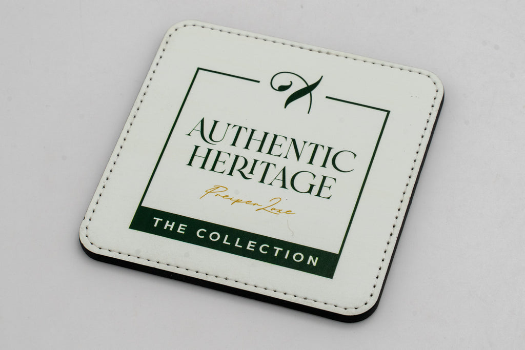 Sottobicchiere quadrato bianco con logo Authentic Heritage verde.