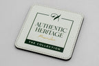 Sottobicchiere quadrato bianco con logo Authentic Heritage verde.