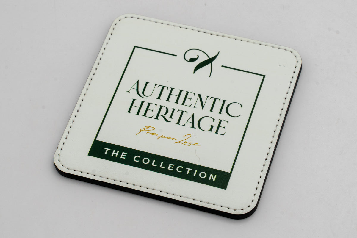 Sottobicchiere quadrato bianco con logo Authentic Heritage verde.