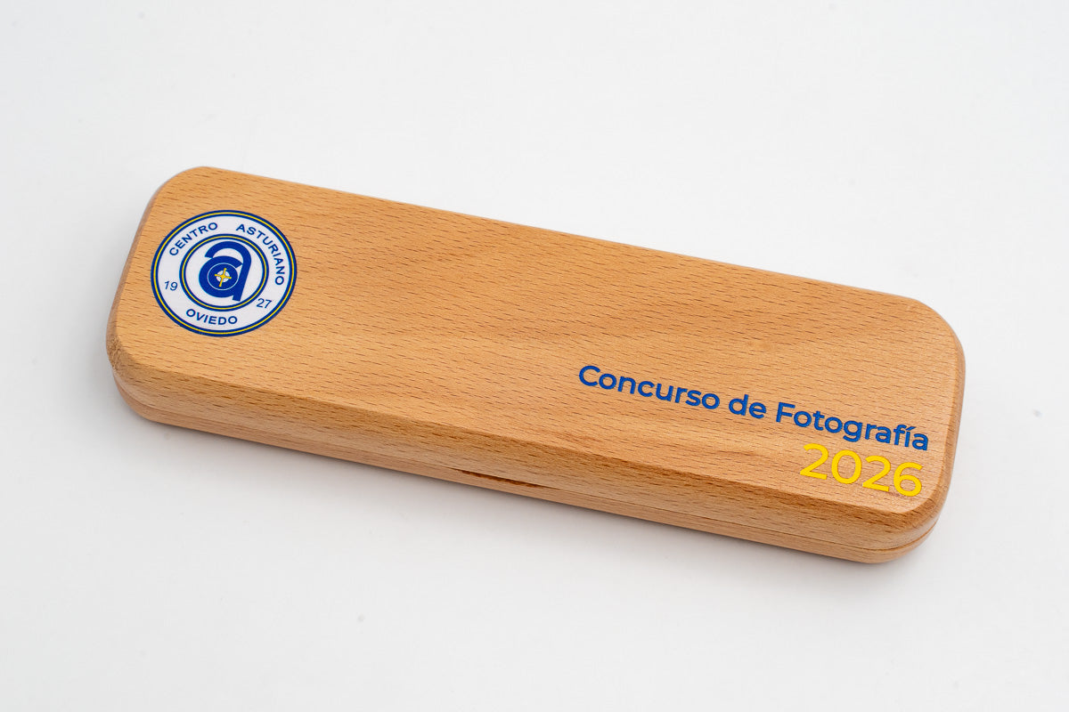 Astuccio con logo e testo a colori per un concorso fotografico.