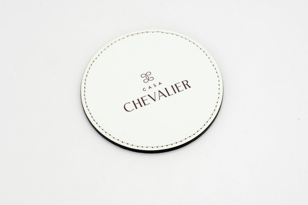 Sottobicchiere rotondo bianco con logo Chevalier grigio.