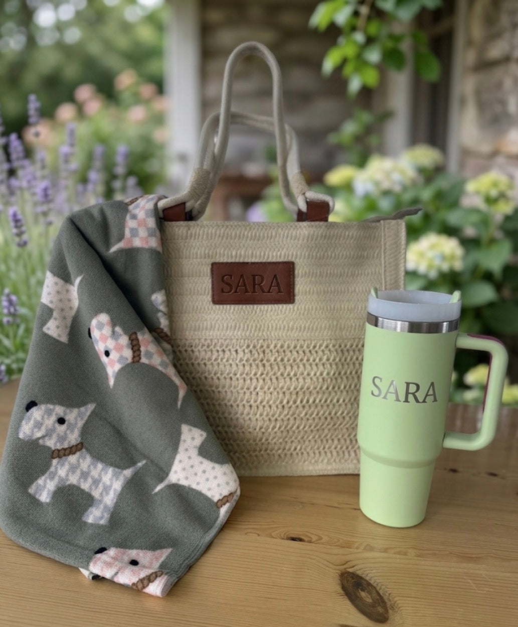 Bolso de rafia beige personalizado para Sara con toalla de perros y botella verde.