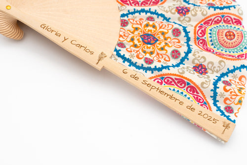 Ventaglio con tessuto a mandala colorati e i nomi Gloria e Carlos con la data incisi nel legno