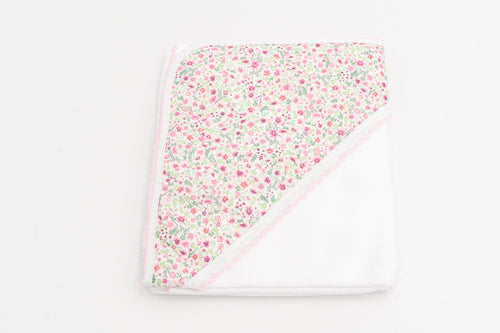 Copertina per neonato rosa piegata, con il cappuccio a fiori rosa e il pizzo rosa.