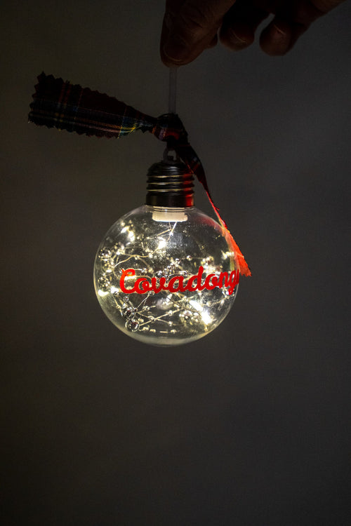 Addobbo LED acceso con nome Covadonga rosso e perline argentate.