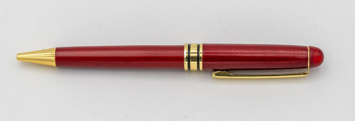 Penna in legno con finitura rossastra senza cappuccio, con clip e punta dorate.