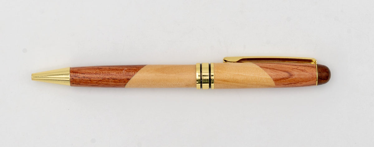 Penna in legno bicolore con giunzioni diagonali e dettagli dorati.