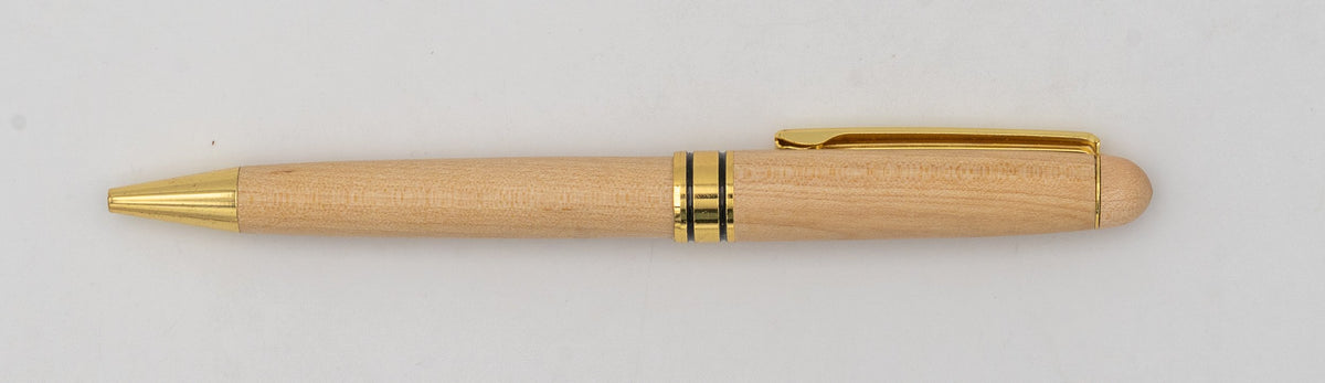 Penna in legno chiaro senza cappuccio, con punta e clip dorate e anelli neri.